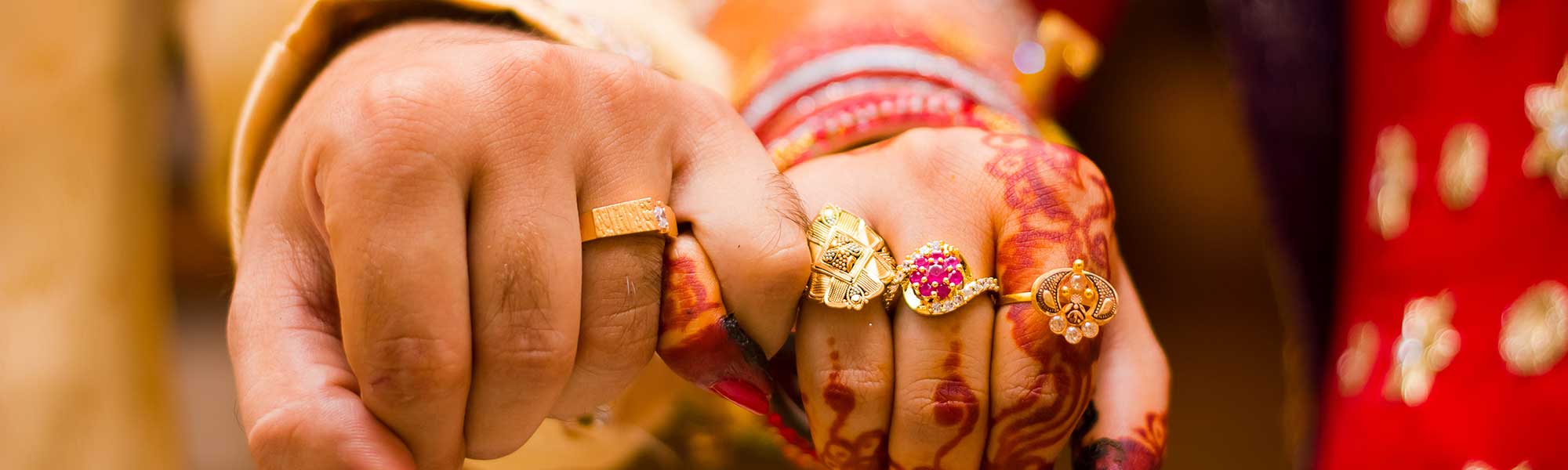 Beautifully decorated Indian bride hands