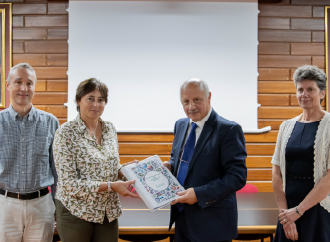 Self-access resource that helps learners with the English language demands of science textbooks