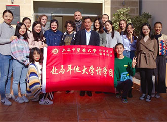 Group photo - Confucius Institute students and staff