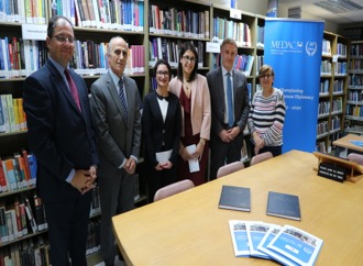 Dean awarding the Consuls Corps Award to students