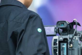 Person using a DSLR camera which rests on a tripod